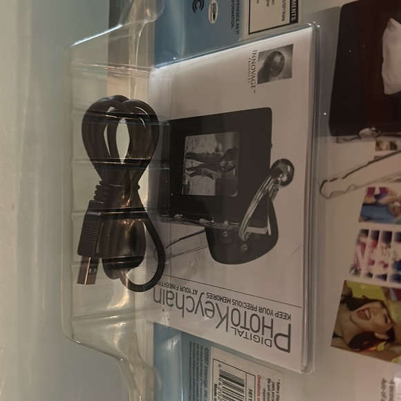 Digital Photo KeyChain-Memories with you at all times. 60 photos.  Color screen - Picture 6 of 6